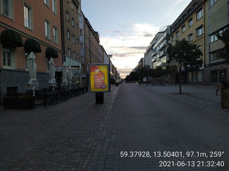 Vy över cykel- och gångvägen på Drottninggatan i Karlstad med Lagerhaus längst till höger i bild.