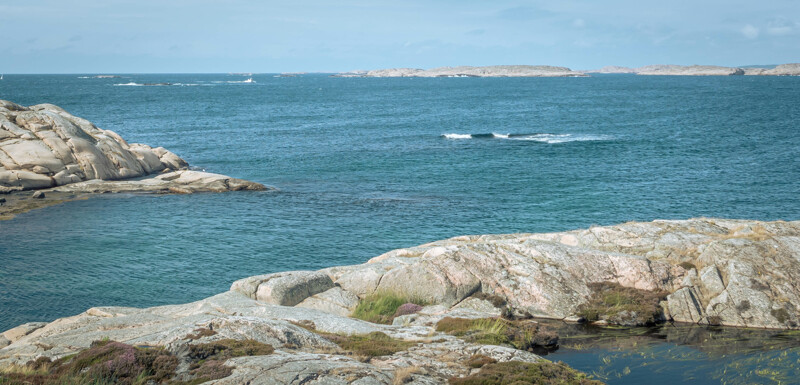 Vy över havet där stora vågor kan ses. Taget från en högre avsats på ön Vedholmen på västkusten.