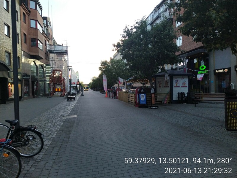 Vy över cykel- och gångvägen på Drottninggatan i Karlstad. Entrén till Mitt i City-gallerian syns till höger