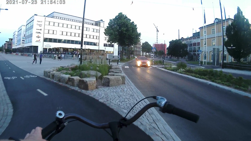 Skärmdump från en actionkamera, där bloggägaren följer en cykelväg i Karlstad och svänger åt vänster.