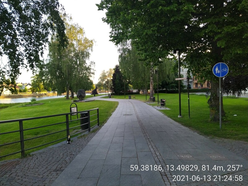 Vy över cykel- och gångvägen i Teaterparken i Karlstad.