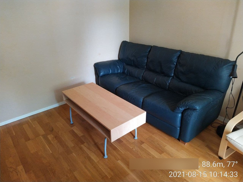 Bild på bloggägarens gamla tresits-soffa i hans vardagsrum. Framför soffan står soffbordet.